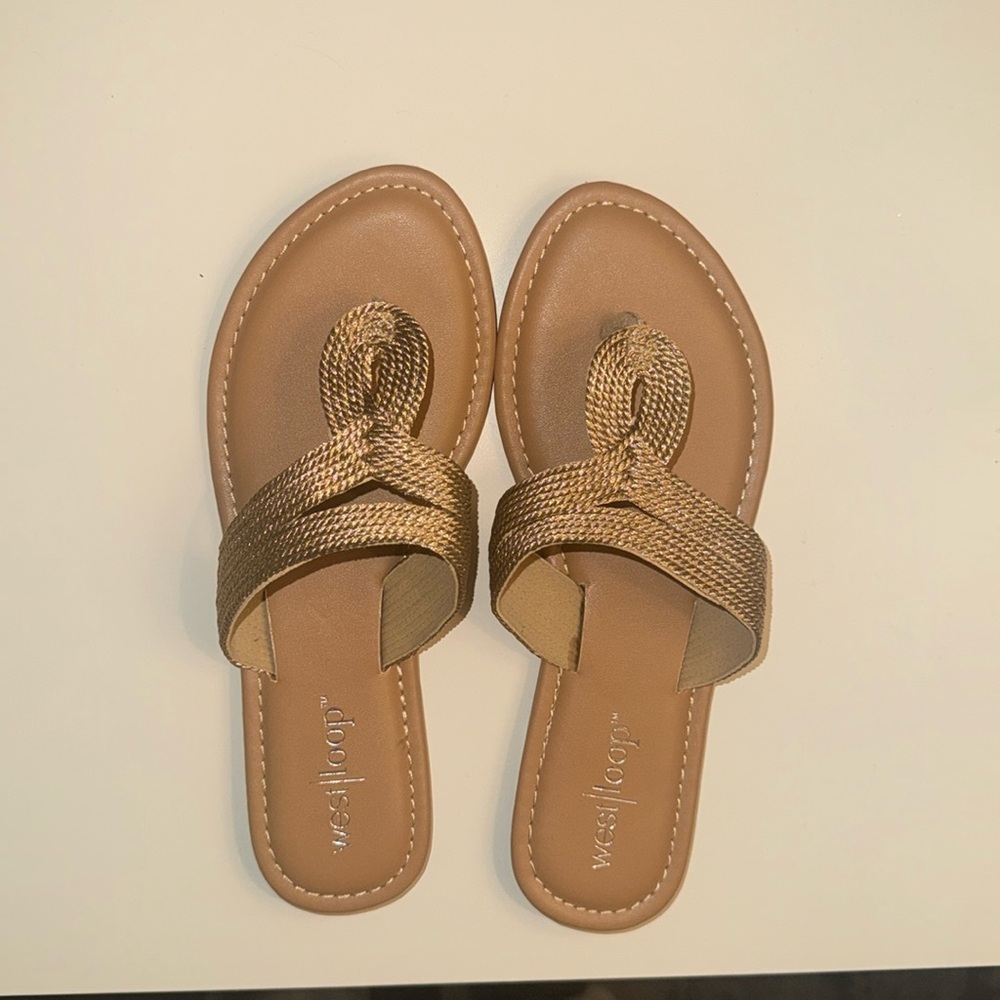 Good sandals, size 6 brand new, never worn.